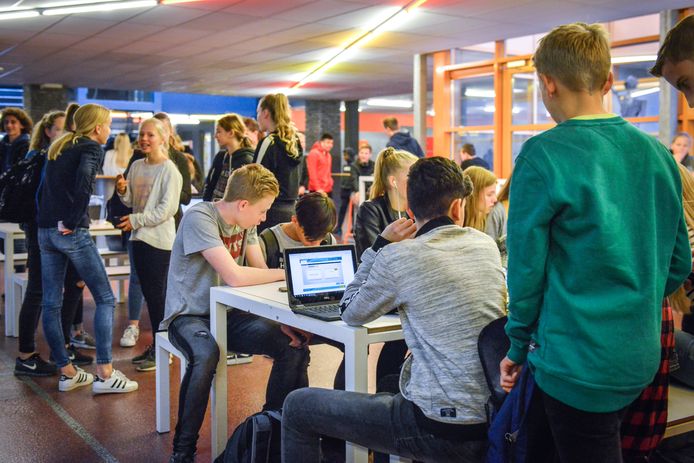 Middelbare scholieren in het pre-corona-tijdperk toen afstand houden nog niet hoefde. Vanwege corona is alles anders dit schooljaar. Op de meeste scholen worden de overgangsnormen soepel toegepast.