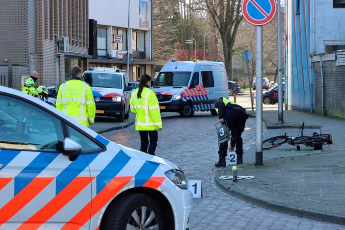 De politie doet onderzoek naar de toedracht van het ongeval.