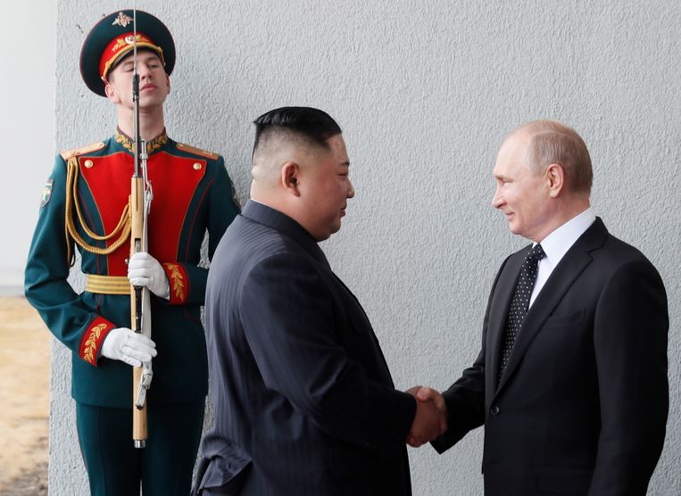 De Noord-Koreaanse leider Kim Jong-un en de Russische president Vladimir Poetin in Vladivostok in 2019.  Beeld EPA