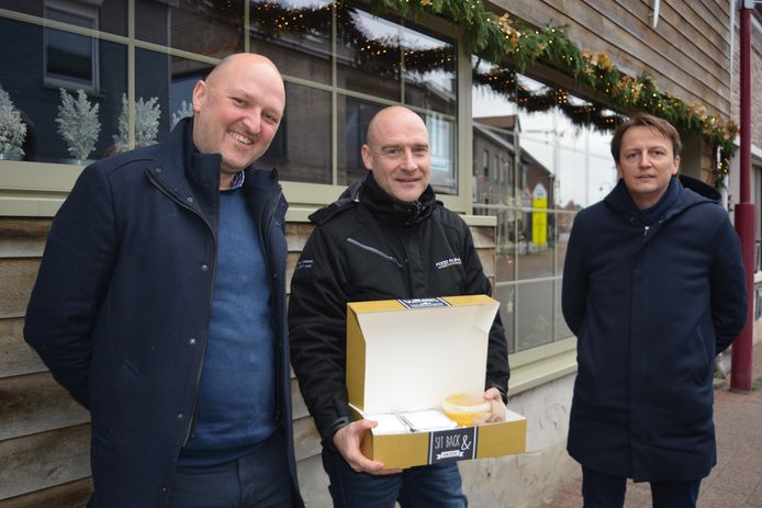 Dominique Maes, Frank Redant (Food in style) en burgemeester Kenneth Taylor zorgen voor een warme kerst.