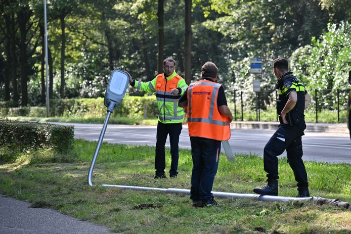 Medewerkers van de provincie ontfermden zich over de lantaarnpaal.