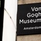 Activisten opgepakt die in Van Gogh-museum 'olie' drinken bij Shell-protest