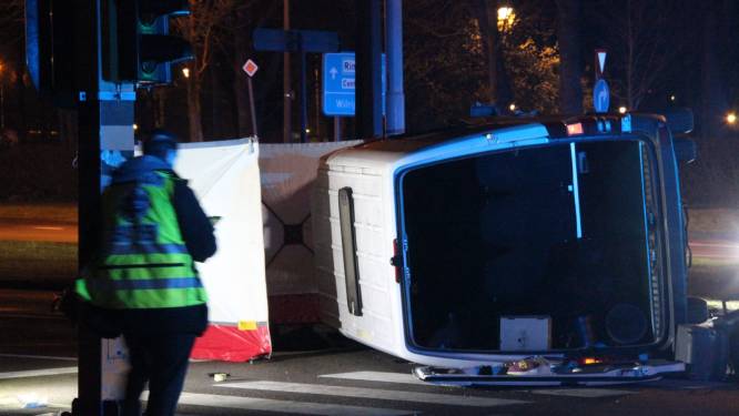 Britse minibus met achttien inzittenden crasht in Antwerpen: chauffeur verongelukt en tiener in levensgevaar 
