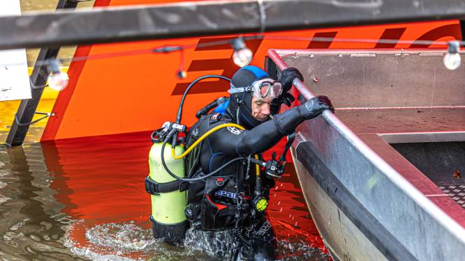 Eigenaar Rondvaart Zwolle redt als volleerd duiker 9 motoren uit zijn gezonken schip in stadsgracht