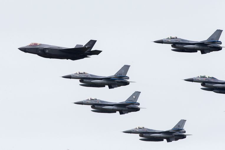 Een Joint Strike Fighter (JSF) F35 vliegt samen met F16's tijdens de Luchtmachtdagen op Vliegbasis Leeuwarden.  Beeld ANP