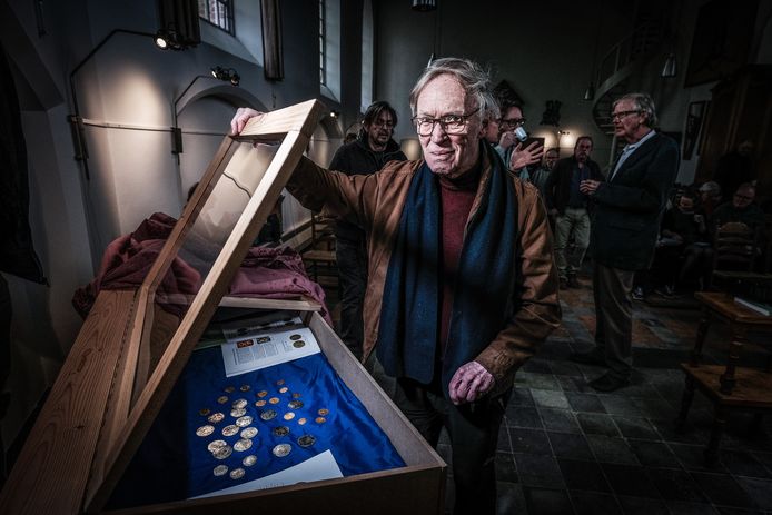 Joop bij 'zijn' muntschat.