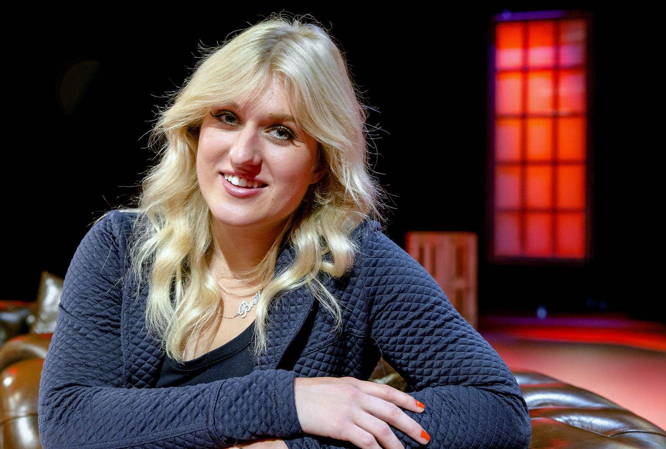 Dolblije Britt Dekker heeft haar gestolen cap terug Foto AD.nl