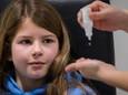 Oogartsen doen onderzoek naar een druppel om te voorkomen dat de ogen van kinderen verder achteruitgaan. De 10-jarige Emily Polinder doet mee.