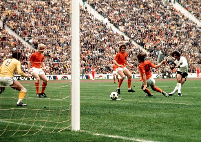 7 juli 1974, 43e minuut van de WK-finale West-Duitsland - Nederland. Gerd Müller schiet de uiteindelijke beslissende 2-1 achter Oranje-doelman Jan Jongbloed(l).