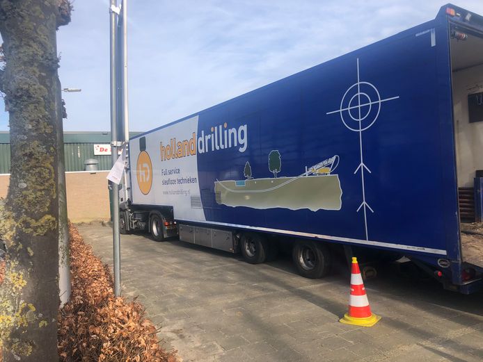De wagen die de ingang zowat blokkeert