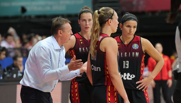 Demory met enkele Belgian Cats in de WK-wedstrijd tegen China vorige maand. Beeld BELGA