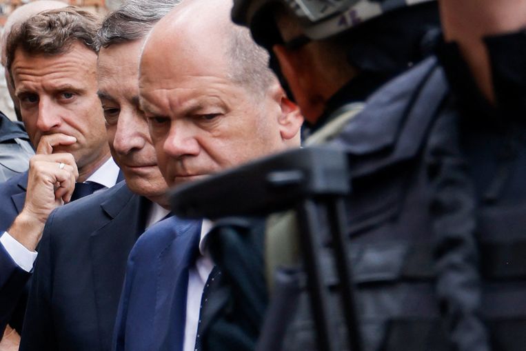 President Emmanuel Macron (links), de Italiaanse premier Mario Draghi (midden) en de Duitse bondskanselier Olaf Scholz (rechts). Beeld AFP