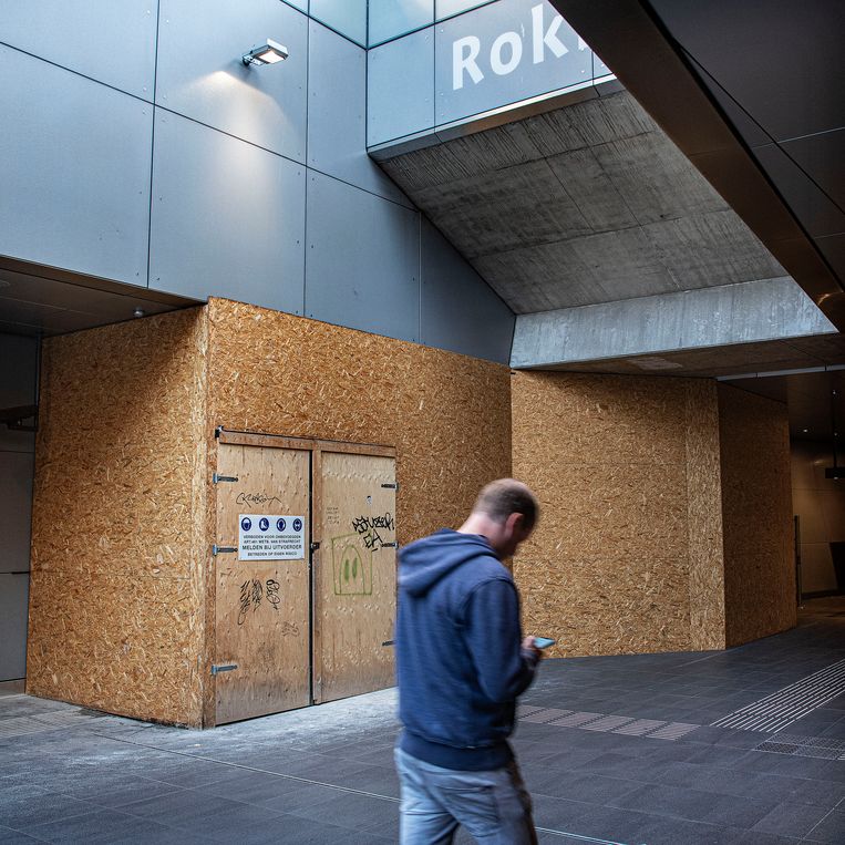 De plek in station Rokin waar over twee maanden de toegang naar Adyen wordt doorgebroken. Beeld Guus Dubbelman / De Volkskrant