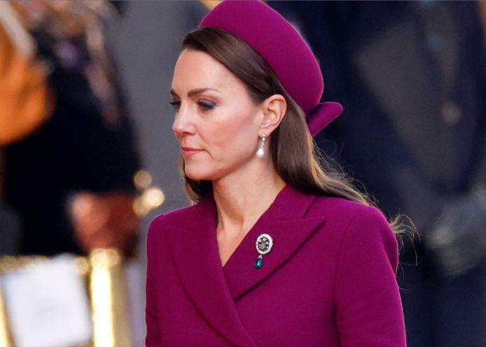 Kate Middleton in een outfit, volledig magenta.