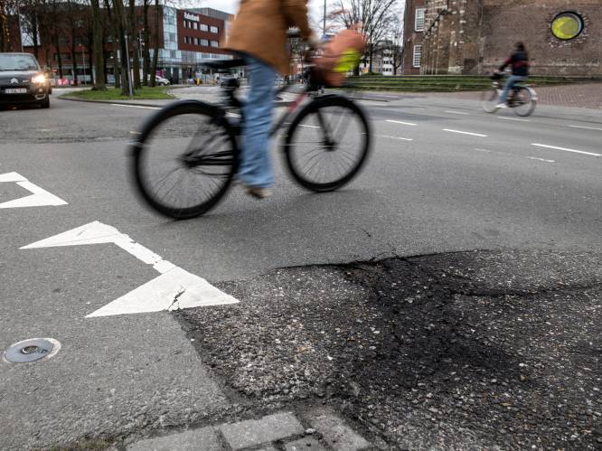 Gaten in asfalt, kapotte bestrating: ‘Achterstallig onderhoud aan wegen lossen we niet even in een jaar op’
