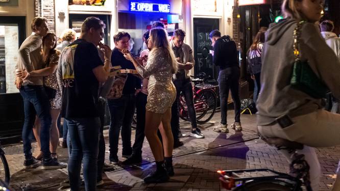 Geluidsoverlast rond kroegen in centrum Utrecht erger dan ooit: ‘Soms staan ’s avonds 200 jongeren op straat’