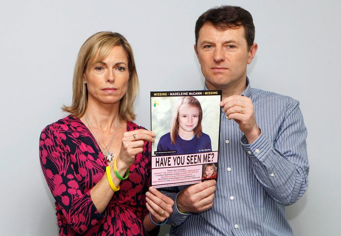 Kate en Gerry McCann met een foto die toont hoe ze er in 2012 zou uitgezien hebben.