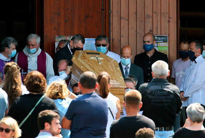 De kist met daarin Philippe Monguillot wordt de kerk van Sainte Croix in Bayonne uit gedragen.