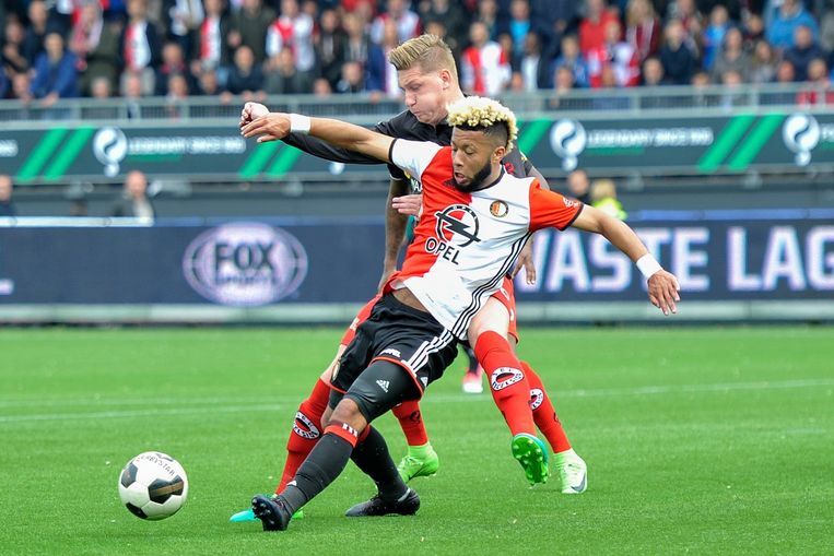 Feyenoord ging twee weken geleden op het kunstgras van Excelsior ten onder. Volgens aanvoerder Dirk Kuijt is spelen op kunstgras slecht voor het Nederlandse voetbal. Beeld Photo News