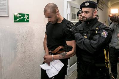Mishandelaars ober Praag voor de rechter wegens poging tot moord