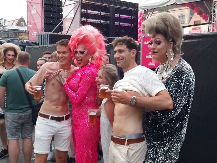 Drag-queens plagen twee mannen als die met hen op de foto willen.