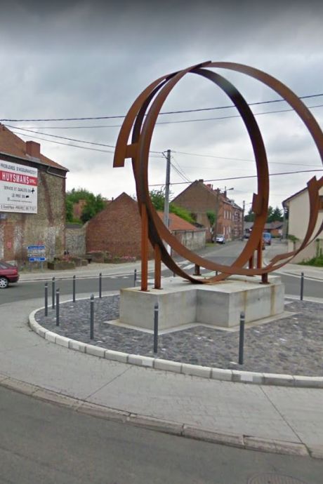 Une voiture décolle sur un rond-point et finit sa course sur le toit à Péruwelz