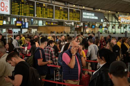 Passagiers op het vliegveld van Tenerife wachten op vertrek.