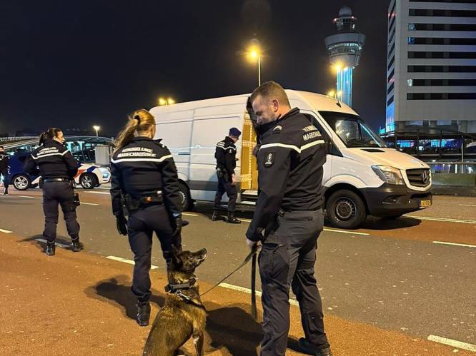 Beveiligers stomverbaasd: bezorger parkeert bus met draaiende motor voor Schiphol en pakt het vliegtuig