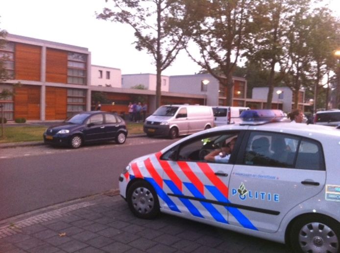 De inval bij een pand aan de Ingenhovenlaan in Tilburg, waar één van de leden van de Tilburgse hennepfamilie verbleef. Foto Bas Vermeer/BD