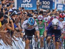 Fabio Jakobsen ontsnapt aan nieuw drama: wielrenner in volle sprint geraakt door mobiele telefoon