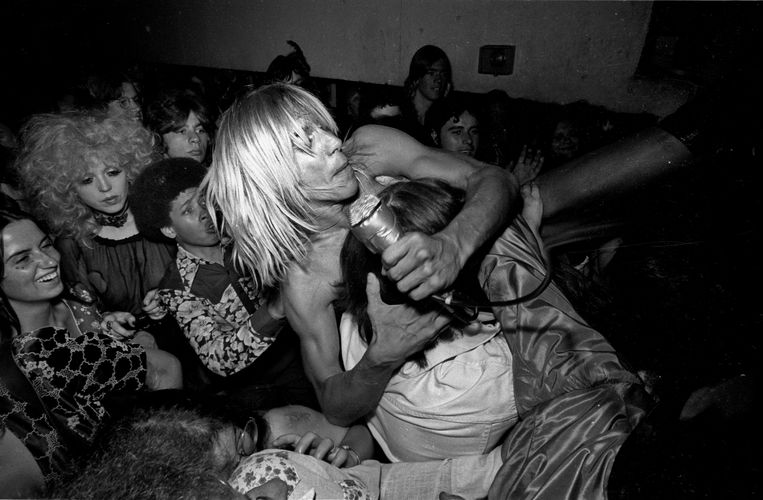 In de legendarische club Whisky A Go Go in Los ­Angeles, 1973. Beeld Michael Ochs Archives/Getty Images)