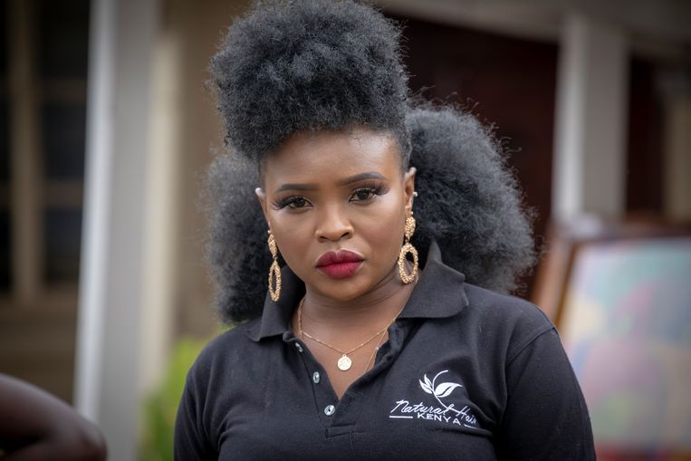 Een bezoeker aan het jaarlijkse ‘natural hair event’ in Nairobi. Beeld Sven Torfinn / de Volkskrant