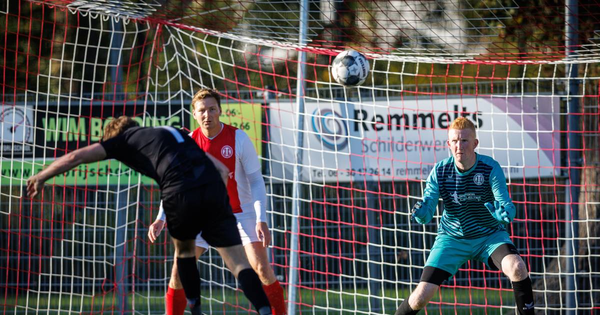 Rogat-tieners timmeren aan de weg in Ruinerwold