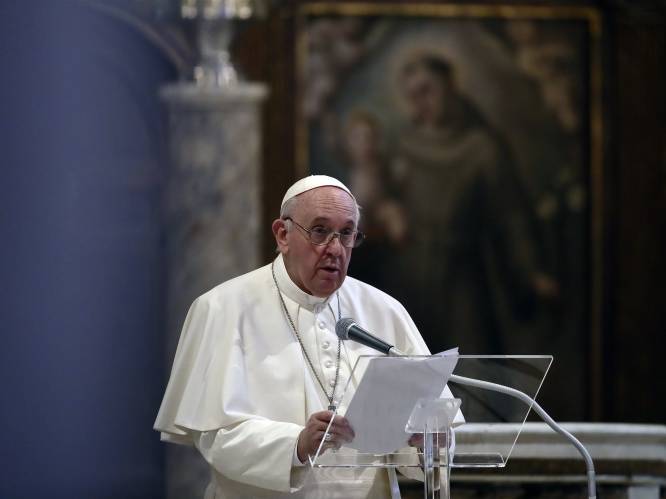 Paus drukt voor allereerste keer steun uit voor samenlevingscontracten tussen holebi’s