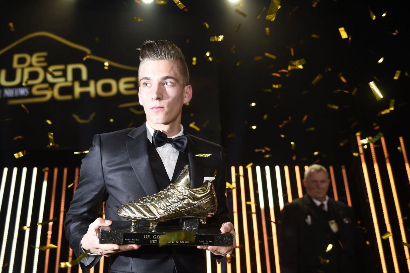 Glunderende Dennis Praet "Mooiste individuele prijs" Foto hln.be