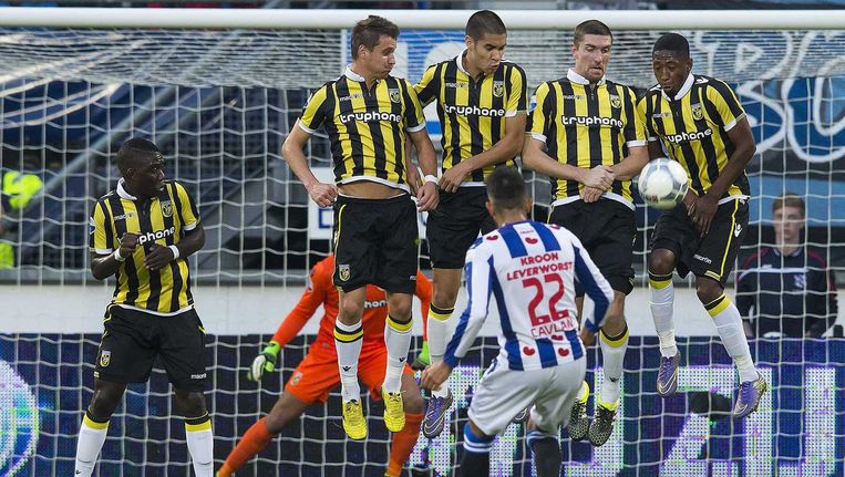 De muur van Vitesse springt op bij een vrije trap van Heerenveenspeler Caner Cavlan. Beeld anp