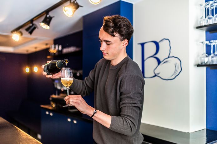 Jonge ondernemer Aldwin Camus (19) opent Bardeau op de Vrijdagmarkt.