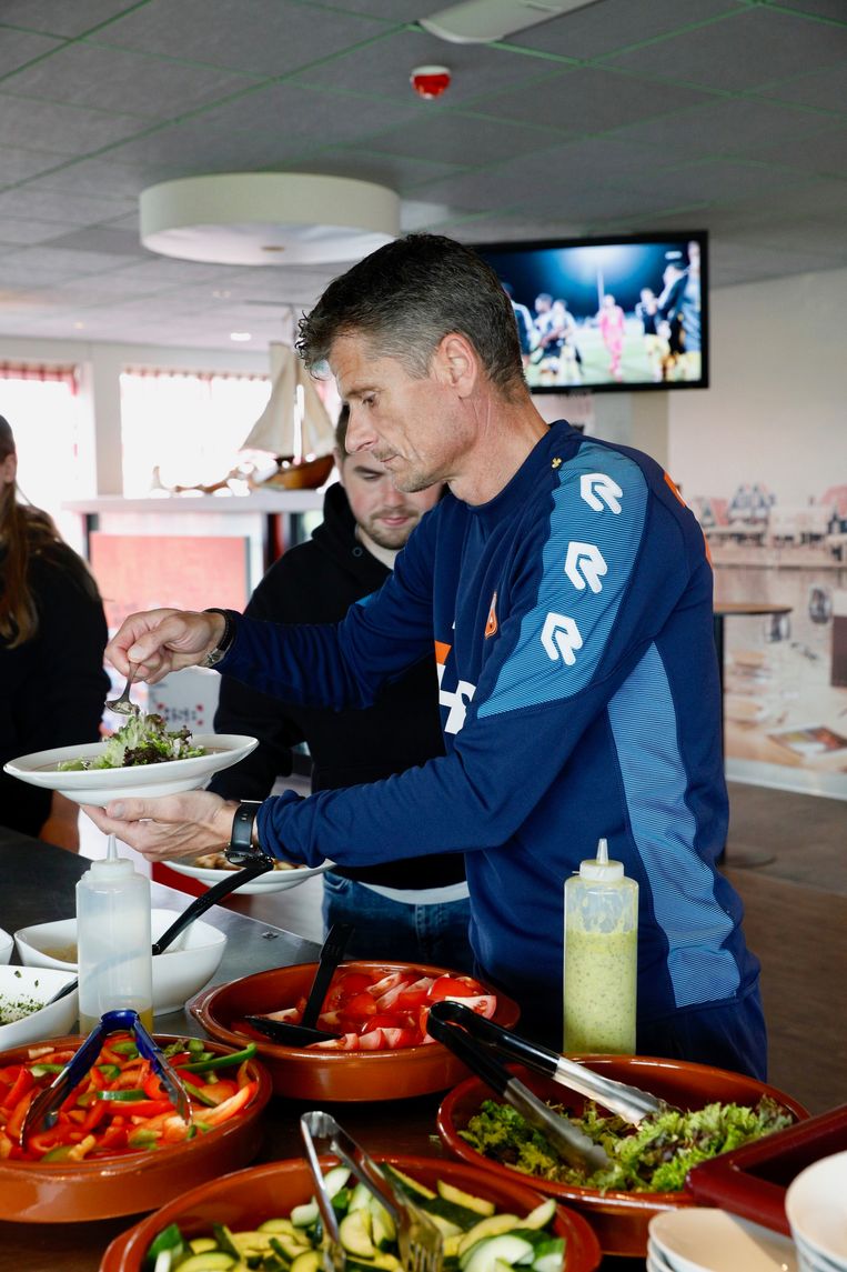 Trainer Wim Jonk: ‘Wij ­kregen bij Ajax biefstukken en broodjes bal.’ Beeld Sophie Saddington