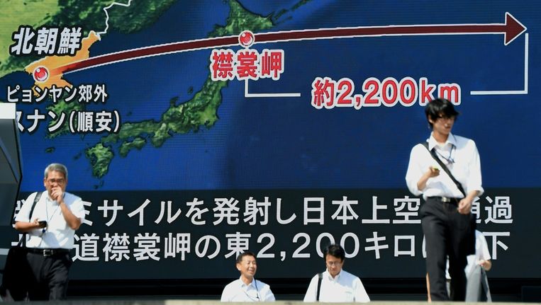 Grote schermen in het Japanse Tokio berichten over de nieuwe raketlancering. De raket vloog over Japan heen. Beeld afp