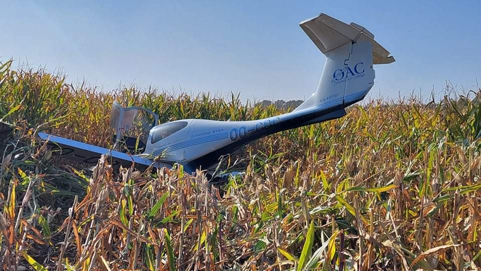 Het vliegtuig kwam uiteindelijk tot stilstand in een maïsveld.