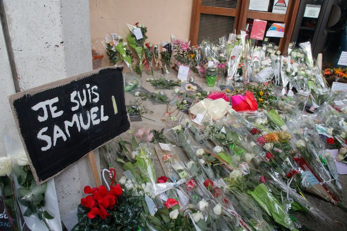 Bloemen en de tekst ‘Ik ben Samuel’ liggen bij de school waar de vermoorde leraar werkte.