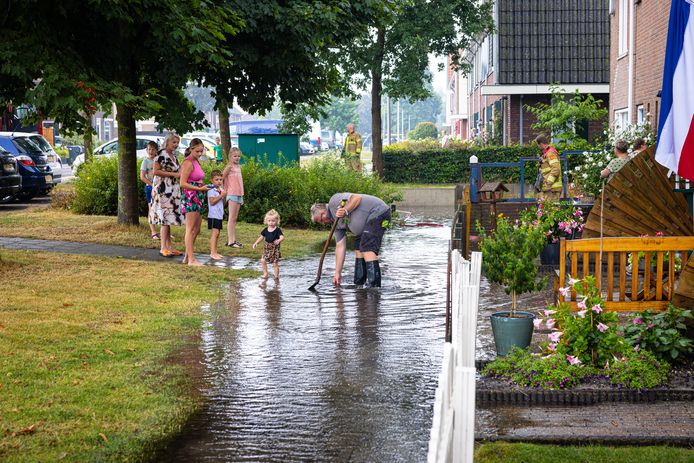 Voortuinen aan de Hoeckelsweg in Doornspijk veranderden door de regenval in een waterballet.