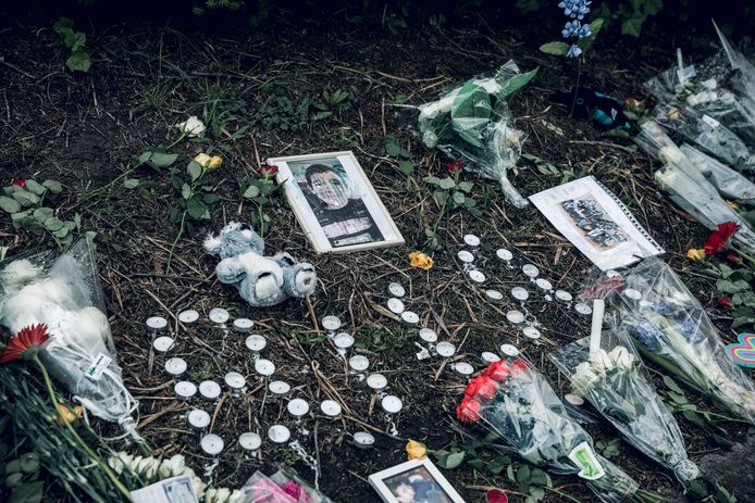 Aan de rotonde waar Bilal betrokken raakte bij een dodelijk verkeersongeval, zijn bloemen neergelegd door klasgenootjes van de jongen.