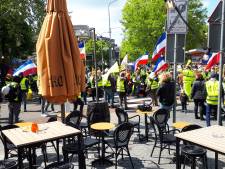 Gele hesjes in Nijmegen: demonstranten plakken sticker met middelvinger op uniform agent