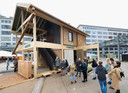 Een rij voor het huis dat bestaat uit natuurlijke - biobased - materialen. Het is te zien tijdens de DDW in Eindhoven  op het Ketelhuisplein op Strijp-S.