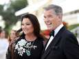 Pierce Brosnan springt in de bres voor zijn vrouw na kwetsende commentaren: “Ik hou van haar rondingen” 