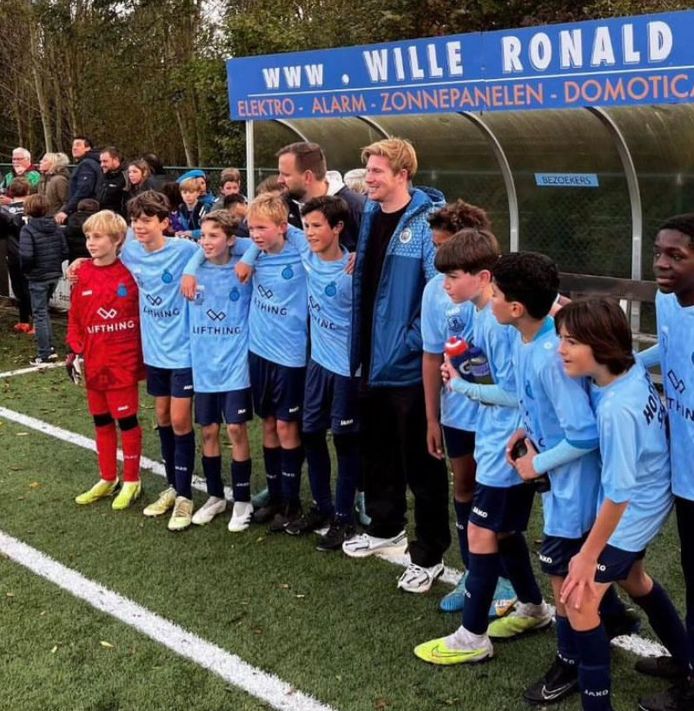 Kevin De Bruyne is in Gent en hij heeft zijn trofeeën van bij Manchester  City bij: “Fans kunnen er een foto mee nemen” | Gent | hln.be