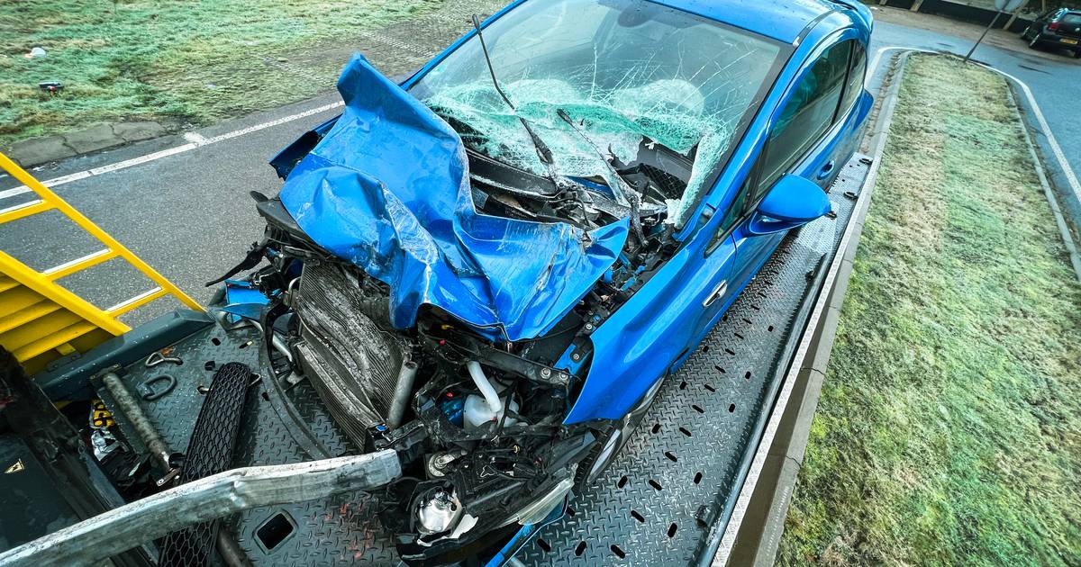 Auto in de kreukels na botsing met vrachtwagen Uddel, bestuurder komt met de schrik vrij.