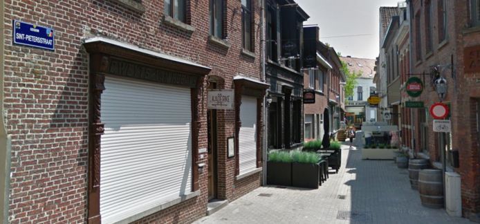 De Sint-Pietersstraat met verschillende café's in Izegem