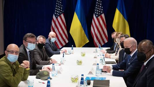 De delegaties van Oekraïne en de Verenigde Staten rond de tafel.
